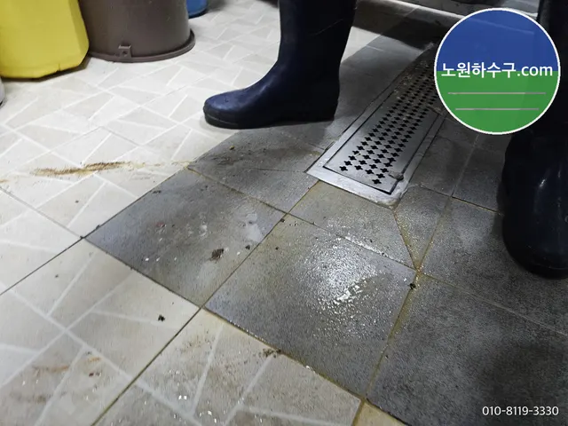 업소 주방 바닥의 트렌치 그레이팅